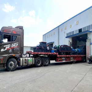 1200*1200雙齒輥破碎機，兩臺900*900軌道移動雙齒輥破碎機發往云南