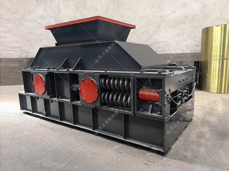 如何選擇青石制砂設備，時產(chǎn)50噸對輥制砂機多少錢一臺？