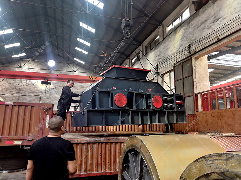 如何選擇青石制砂設備，時產(chǎn)50噸對輥制砂機多少錢一臺？