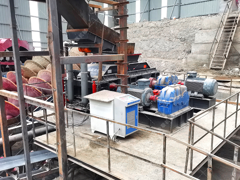 制砂用什么設(shè)備效果好？這款全自動(dòng)數(shù)控對(duì)輥制砂機(jī)很不錯(cuò)